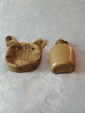 Military-Style Olive Green Canteen with Pouch